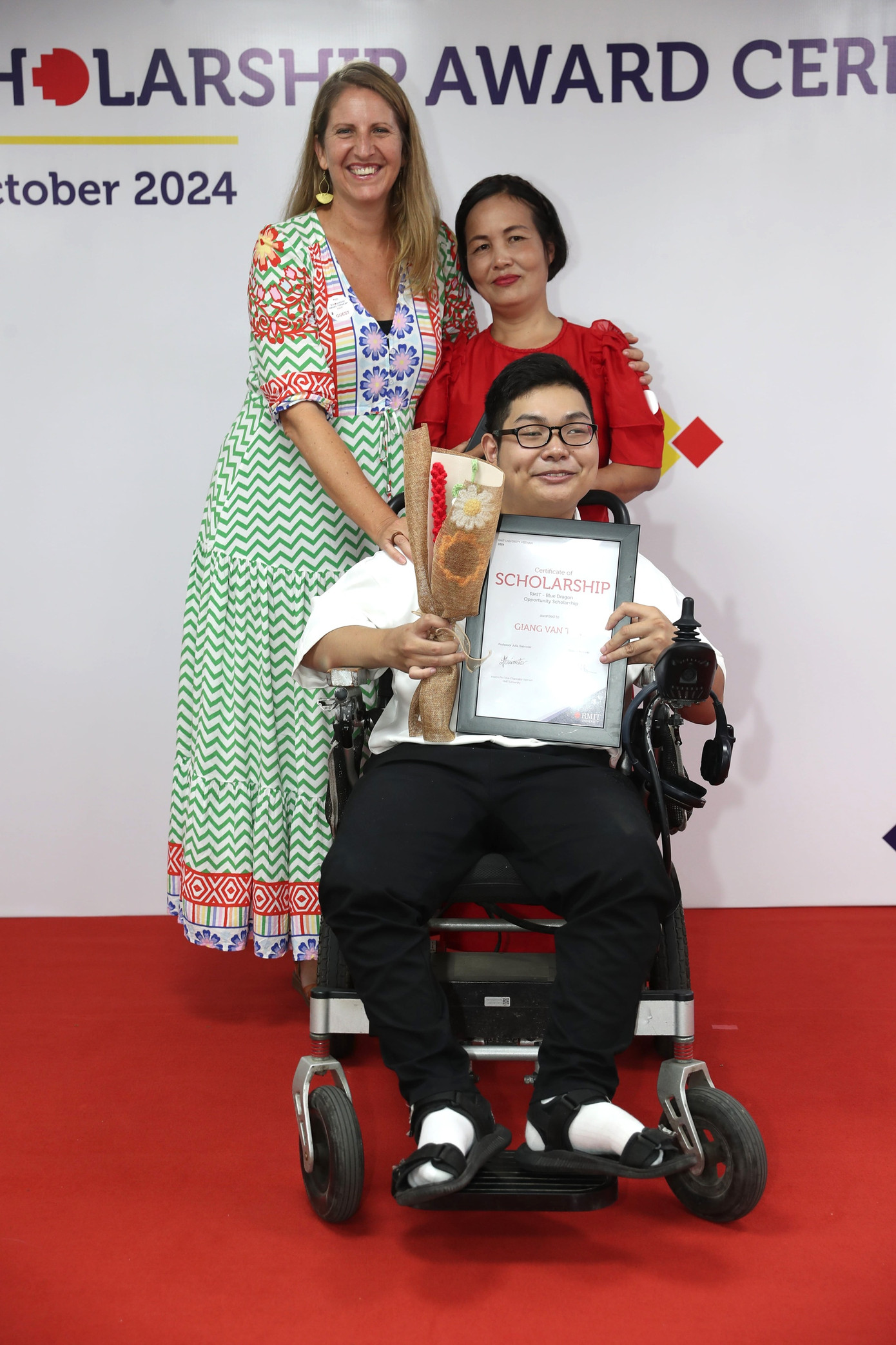 Tân cùng mẹ và cô Skye Maconachie, đồng Giám đốc điều hành của Blue Dragon.