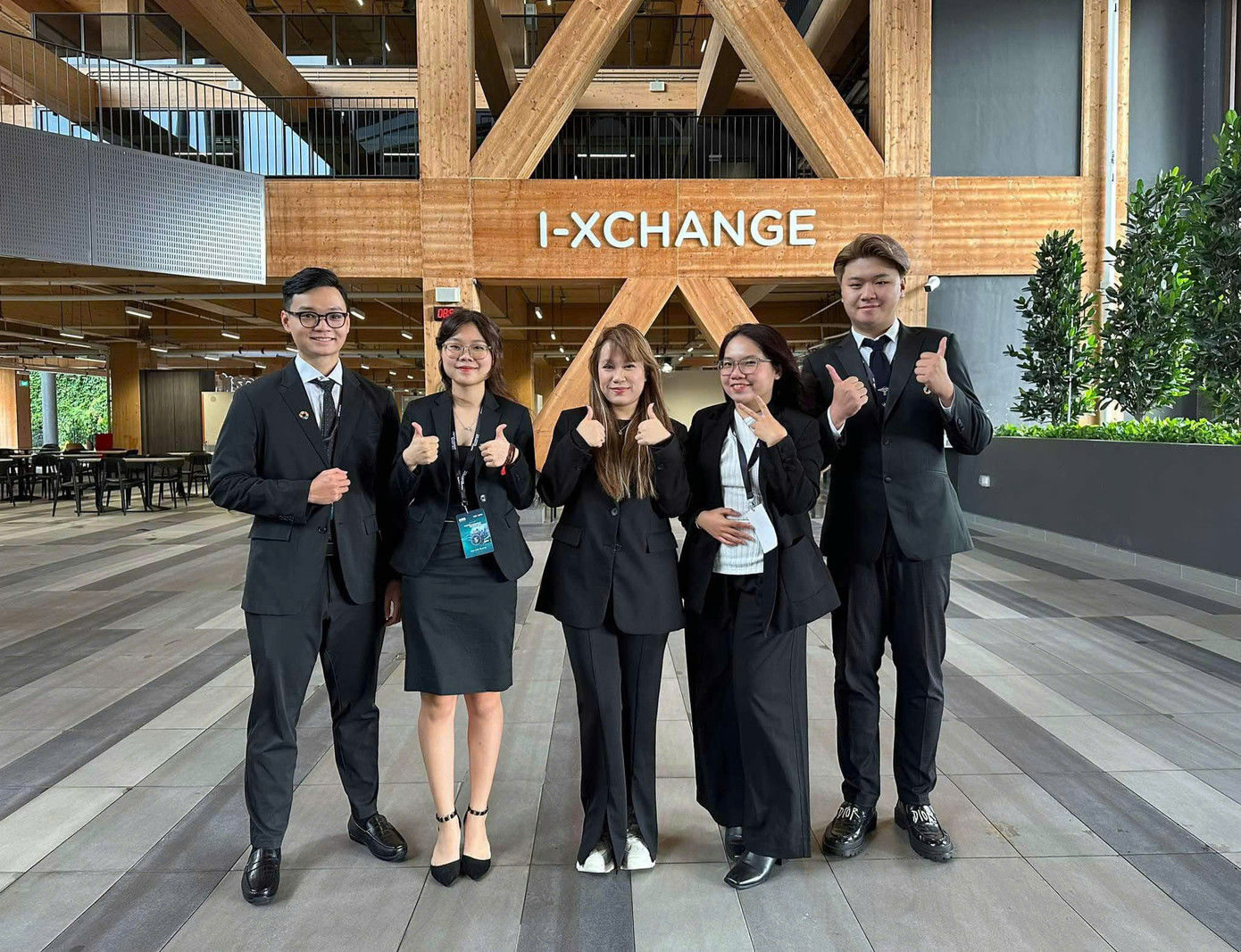 Thành viên nhóm “Glolden Flames” (từ trái sang) Huỳnh Hoàng Đức, Trần Ánh Dương, Bùi Gia Linh, Nguyễn Yến Ngọc và Huỳnh Duy Thông.