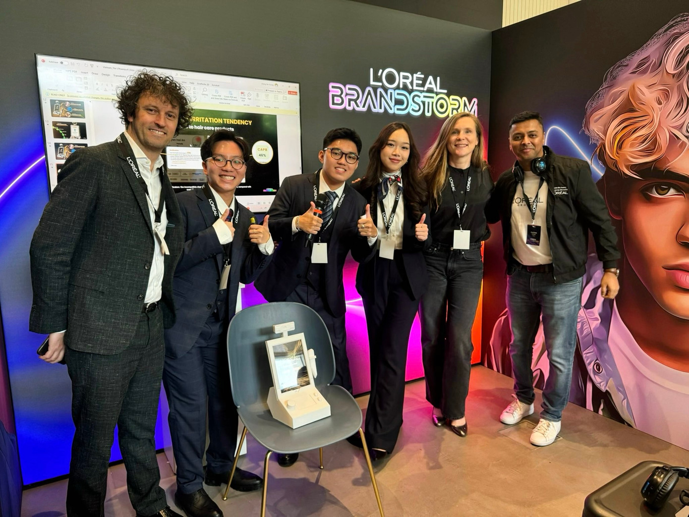 Sinh viên RMIT Việt Nam cùng thành viên ban tổ chức cuộc thi L’Oréal Brandstorm ở London. Sinh viên RMIT Việt Nam cùng thành viên ban tổ chức cuộc thi L’Oréal Brandstorm ở London.