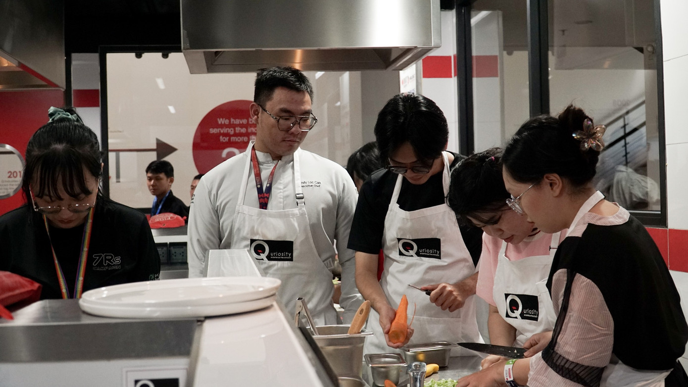 Lớp chia sẻ về dinh dưỡng và thực hành nấu ăn.