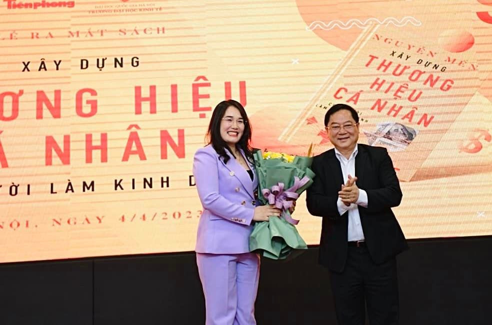 Doanh nhân, tác giả, diễn giả Nguyễn Mến nhận hoa chúc mừng từ nhà báo Lê Xuân Sơn - Tổng Biên tập báo Tiền Phong - tại lễ ra mắt sách do báo Tiền Phong tổ chức năm 2023. Doanh nhân, tác giả, diễn giả Nguyễn Mến nhận hoa chúc mừng từ nhà báo Lê Xuân Sơn - Tổng Biên tập báo Tiền Phong - tại lễ ra mắt sách do báo Tiền Phong tổ chức năm 2023.