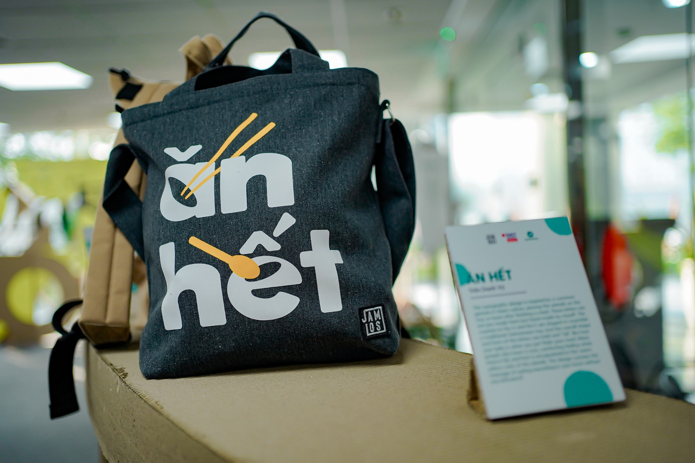 Triển lãm cũng trưng bày các mẫu túi xách và áo phông nổi bật từ Cuộc thi Sáng tạo nghệ thuật 2024 do RMIT phối hợp với Jamlos và BOO tổ chức trong chiến dịch Sạch Sành Sanh.