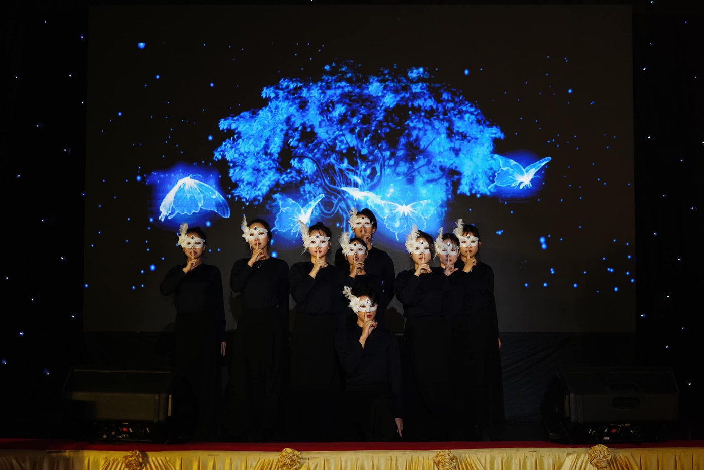 Các tiết mục văn nghệ được trình diễn chuyên nghiệp.