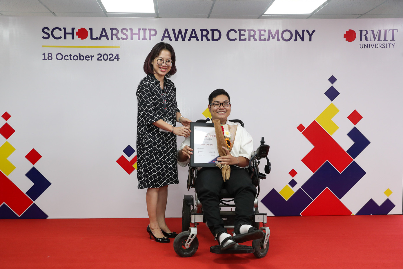 Giang Văn Tân nhận Học bổng Chắp cánh ước mơ Đại học RMIT Việt Nam.