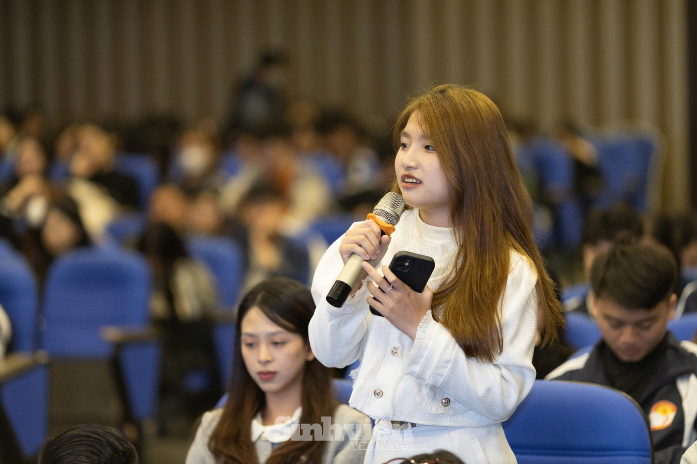 Sinh viên hào hứng đặt nhiều câu hỏi. Sinh viên hào hứng đặt nhiều câu hỏi.