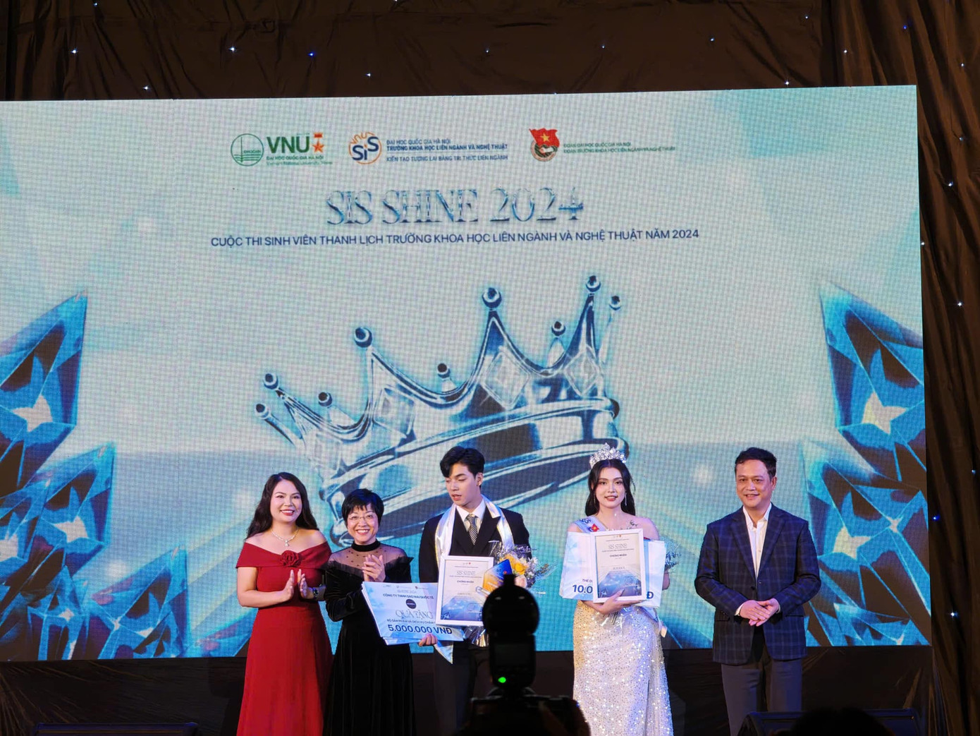 PGS.TS Nguyễn Văn Hiệu - Hiệu trưởng Trường Khoa học Liên ngành và Nghệ thuật - ĐHQG Hà Nội cùng các thành viên Ban Giám khảo trao giải cho Hoa khôi và Nam vương.