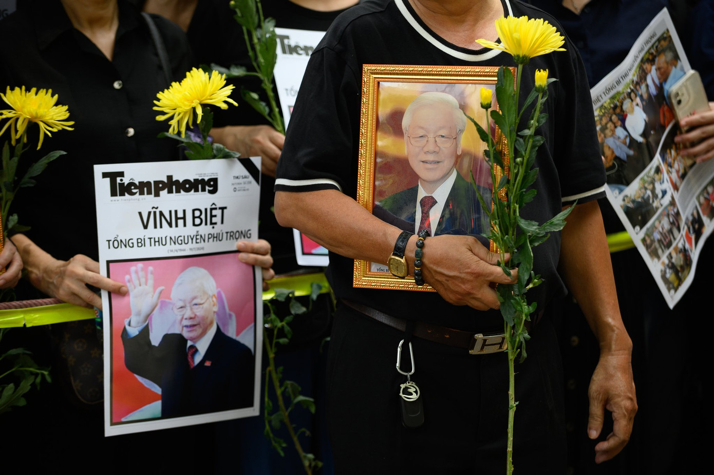 Người dân trân trọng những số báo Tiền Phong đặc biệt về Tổng Bí thư Nguyễn Phú Trọng được trao tặng.