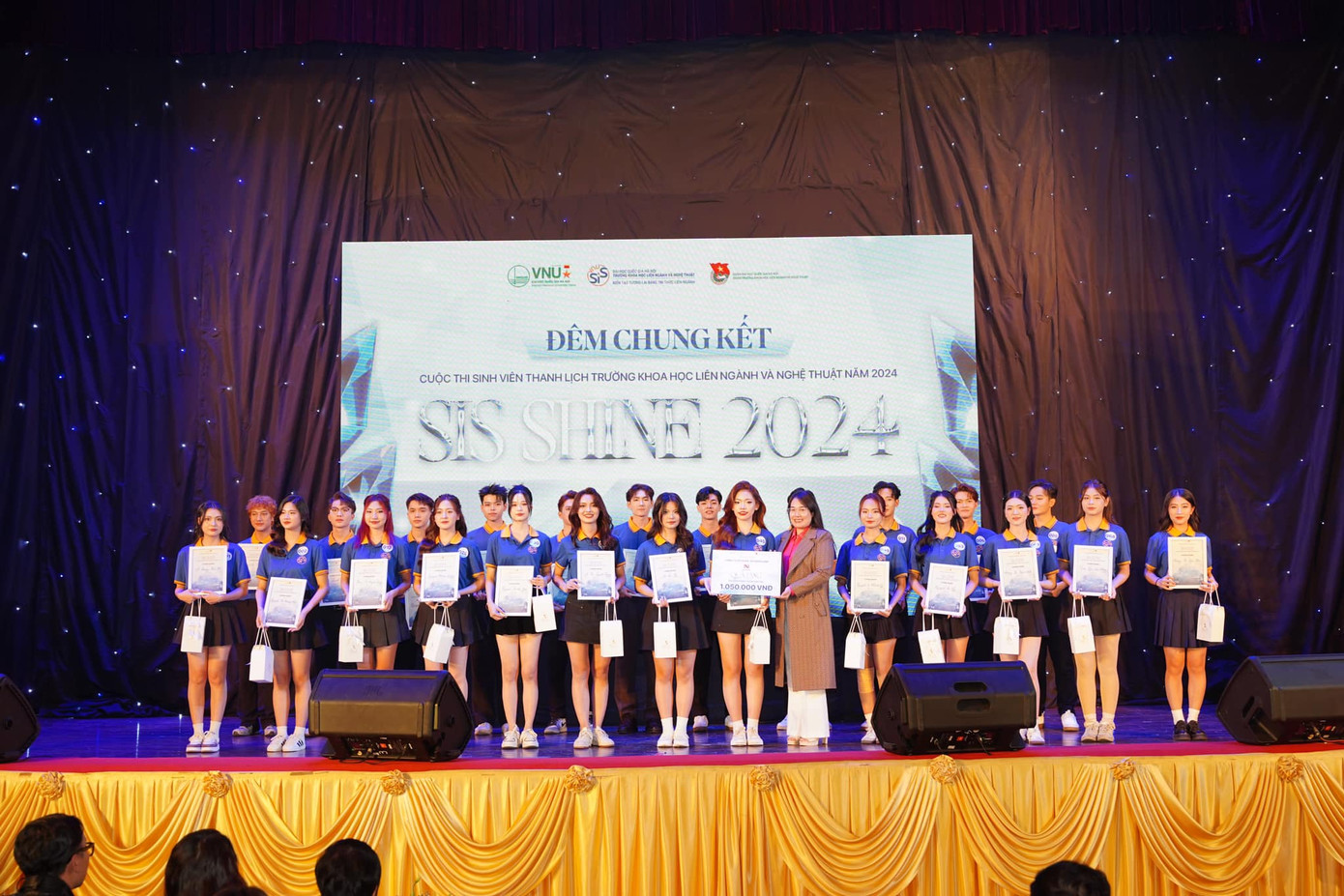 Bà Nguyễn Mến - Chủ tịch GBM Group - tặng quà là một số sản phẩm của thương hiệu mỹ phẩm d'NICE cho 24 thí sinh.