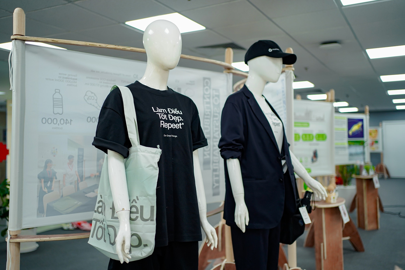 Triển lãm Doanh nghiệp xanh của cựu sinh viên RMIT diễn ra từ ngày 9 đến 17/11/2024 với sự tham gia của các doanh nghiệp như Tập đoàn TH, Jamlos, VietCycle, Bobi Craft, TTC AgriS, v.v. (Hình: Quần áo làm từ chai nhựa tái chế của Repeet)
