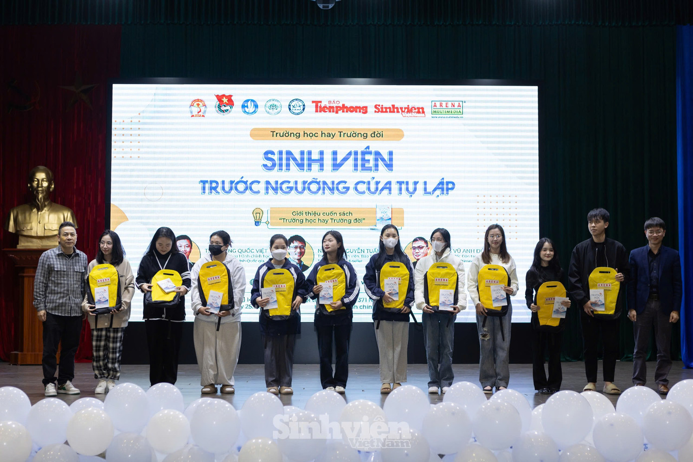 Đại diện Arena Multimedia và Báo Tiền Phong tặng quà cho các sinh viên may mắn. Đại diện Arena Multimedia và Báo Tiền Phong tặng quà cho các sinh viên may mắn.