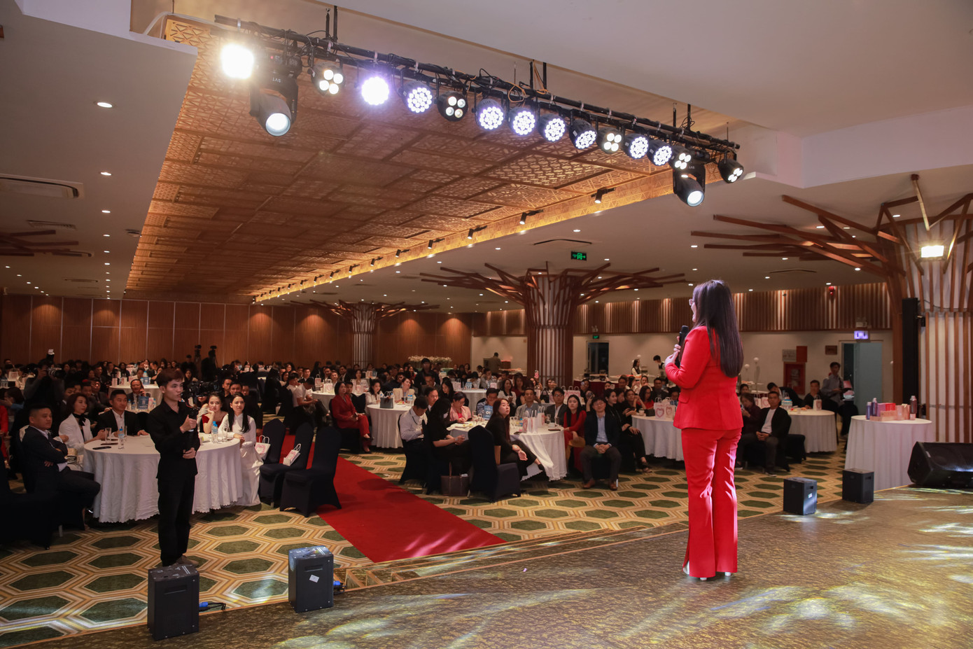 Gần 500 đại biểu tham dự chương trình. Gần 500 đại biểu tham dự chương trình.