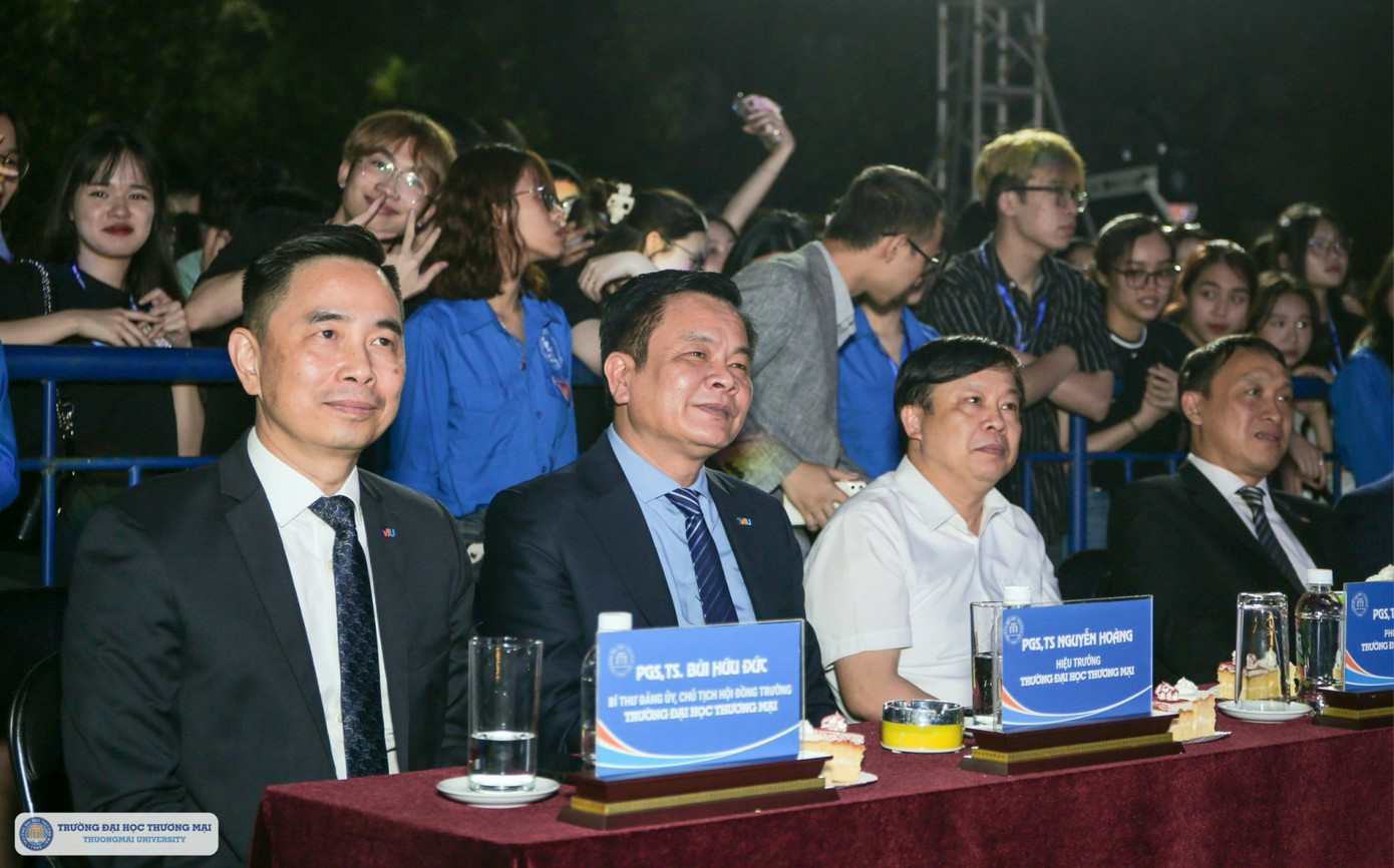 Ban lãnh đạo Trường Đại học Thương mại tham dự đêm Chung kết.