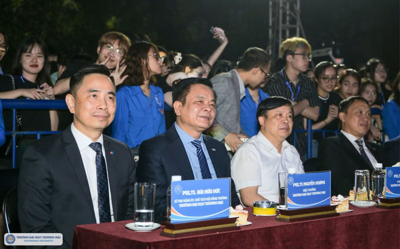 Ban lãnh đạo Trường Đại học Thương mại tham dự đêm Chung kết. Ban lãnh đạo Trường Đại học Thương mại tham dự đêm Chung kết.