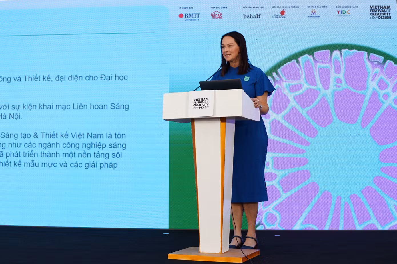 Phó giáo sư Donna Cleveland, quyền Trưởng khoa Truyền thông và Thiết kế, Đại học RMIT Việt Nam, phát biểu khai mạc liên hoan.