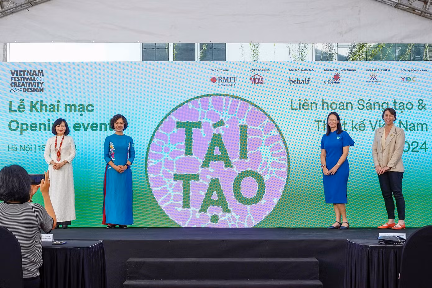 Đại diện Đại học RMIT, VICAS, Đại sứ quán Australia tại Việt Nam và Bảo tàng Phụ nữ Việt Nam tại lễ khai mạc VFCD ở Hà Nội.