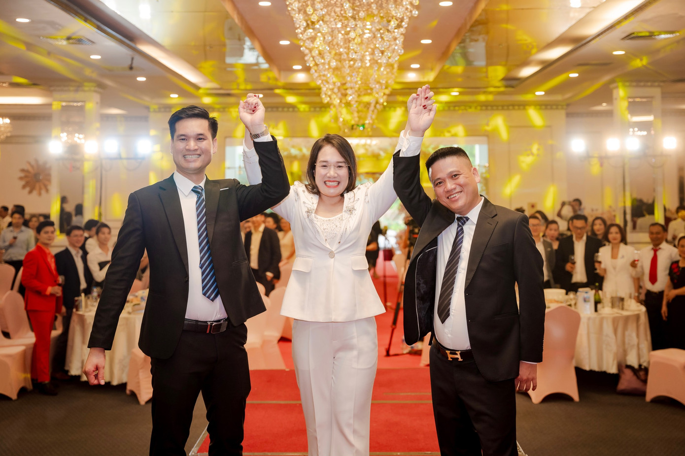 Từ trái qua phải: Ông Nguyễn Tiến Luật – Tổng Giám đốc MC Việt Nam, Bà Nguyễn Mến – Nhà sáng lập MC Việt Nam, Ông Lương Văn Cảnh – Chủ tịch MC Việt Nam cùng các đại biểu chúc mừng MC Việt Nam 10 tuổi.