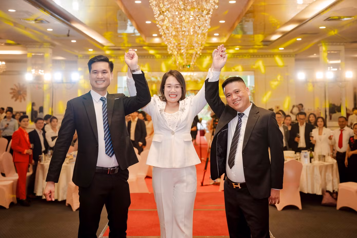 Từ trái qua phải: Ông Nguyễn Tiến Luật – Tổng Giám đốc MC Việt Nam, Bà Nguyễn Mến – Nhà sáng lập MC Việt Nam, Ông Lương Văn Cảnh – Chủ tịch MC Việt Nam cùng các đại biểu chúc mừng MC Việt Nam 10 tuổi. Từ trái qua phải: Ông Nguyễn Tiến Luật – Tổng Giám đốc MC Việt Nam, Bà Nguyễn Mến – Nhà sáng lập MC Việt Nam, Ông Lương Văn Cảnh – Chủ tịch MC Việt Nam cùng các đại biểu chúc mừng MC Việt Nam 10 tuổi.