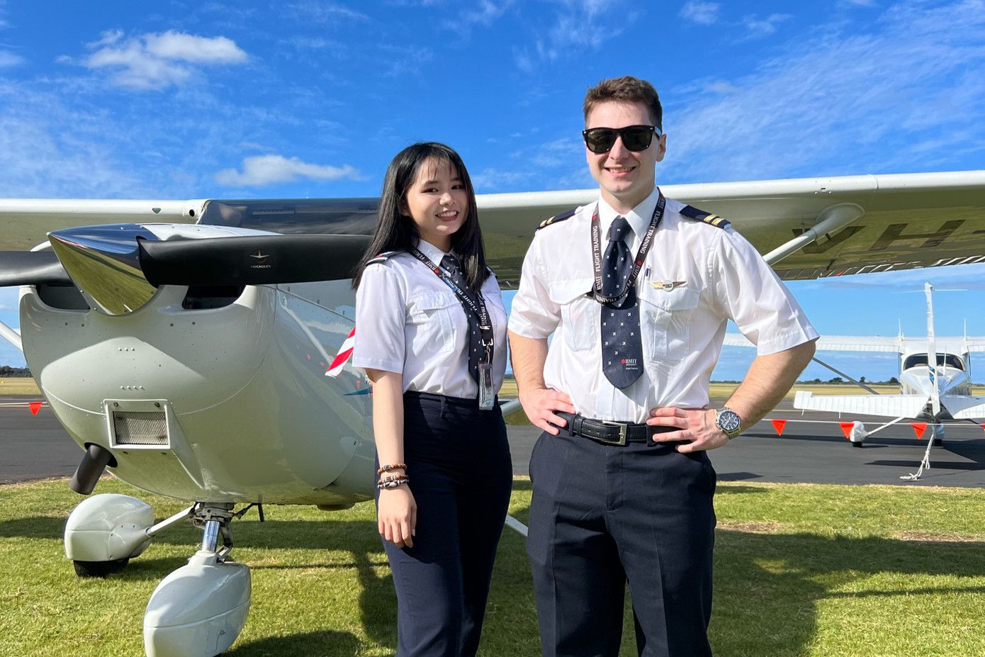 Trân cùng giảng viên chuyên ngành phi công tại RMIT.