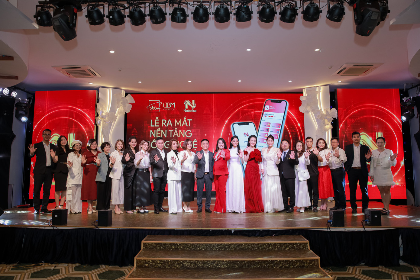 Nhiều đại biểu lên sân khấu chúc mừng Nobelisa. Nhiều đại biểu lên sân khấu chúc mừng Nobelisa.