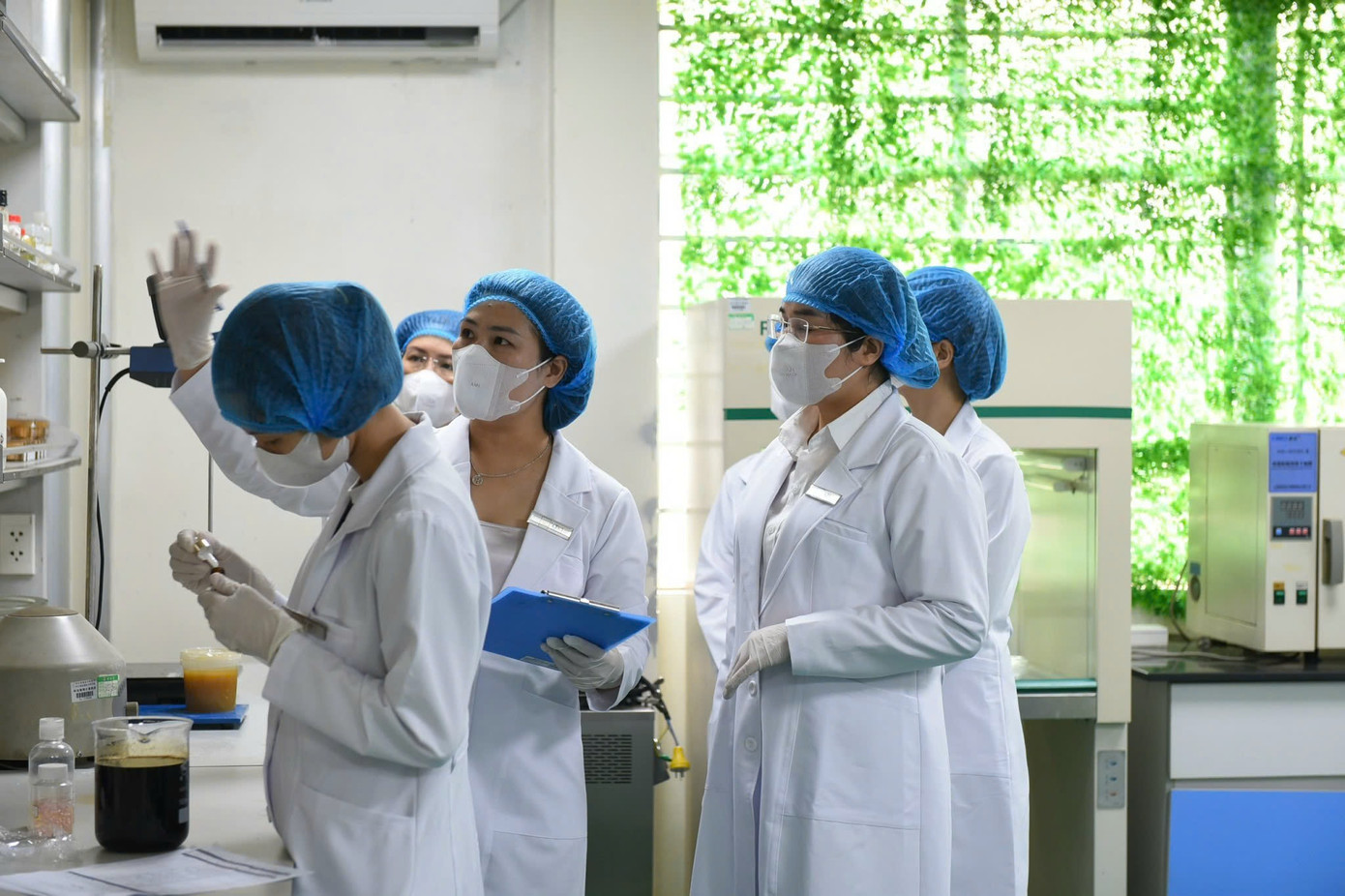 Bà Nguyễn Mến (ngoài cùng bên trái) đi kiểm tra quy trình sản xuất thương hiệu mỹ phẩm d’NICE.