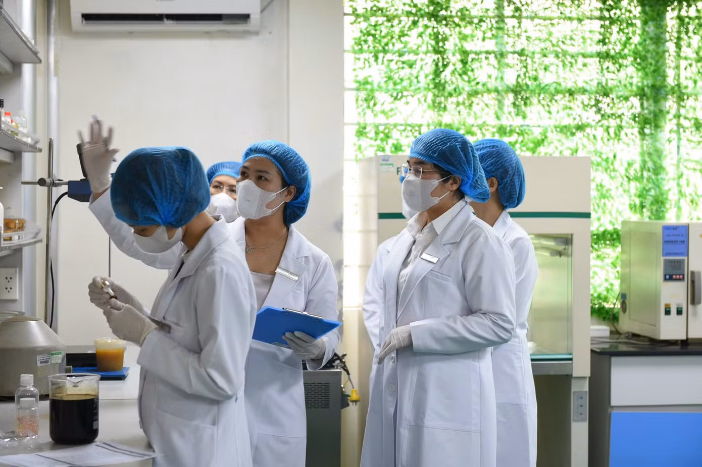 Bà Nguyễn Mến (ngoài cùng bên trái) đi kiểm tra quy trình sản xuất thương hiệu mỹ phẩm d’NICE.