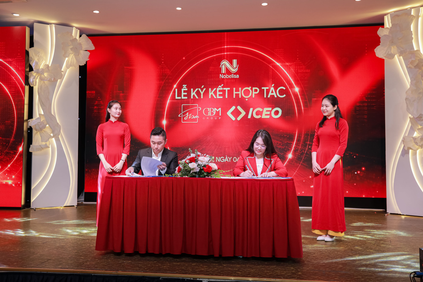 Trong chương trình có lễ ký kết giữa GBM Group với nhiều đối tác chiến lược. Trong ảnh là lễ ký kết giữa bà Nguyễn Mến - Chủ tịch HĐQT GBM Group và ông Nguyễn Tất Kiểm - Chủ tịch HĐQT Taki Group. Trong chương trình có lễ ký kết giữa GBM Group với nhiều đối tác chiến lược. Trong ảnh là lễ ký kết giữa bà Nguyễn Mến - Chủ tịch HĐQT GBM Group và ông Nguyễn Tất Kiểm - Chủ tịch HĐQT Taki Group.