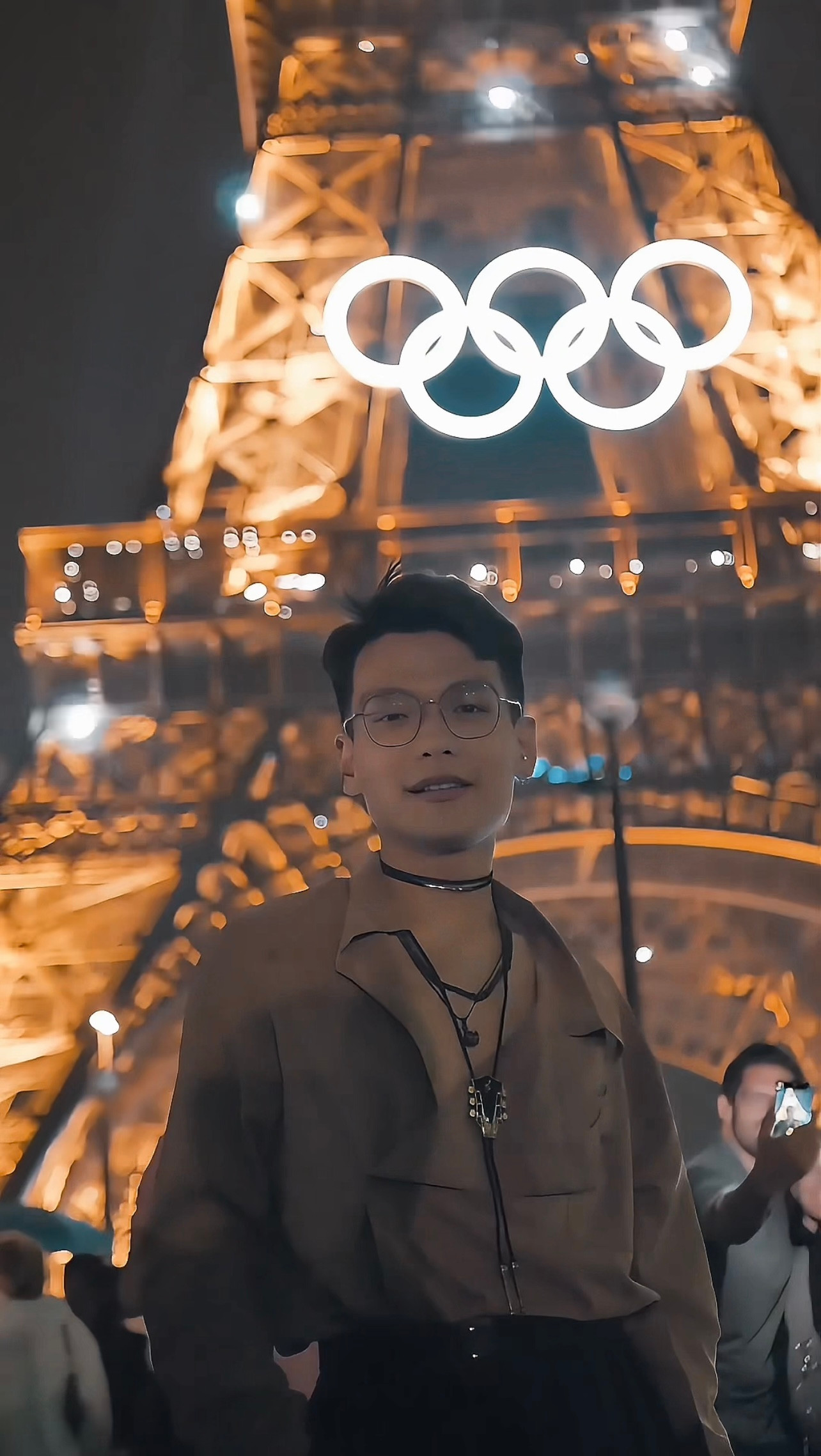 Hoàng Nam tại tháp Eiffel buổi tối.