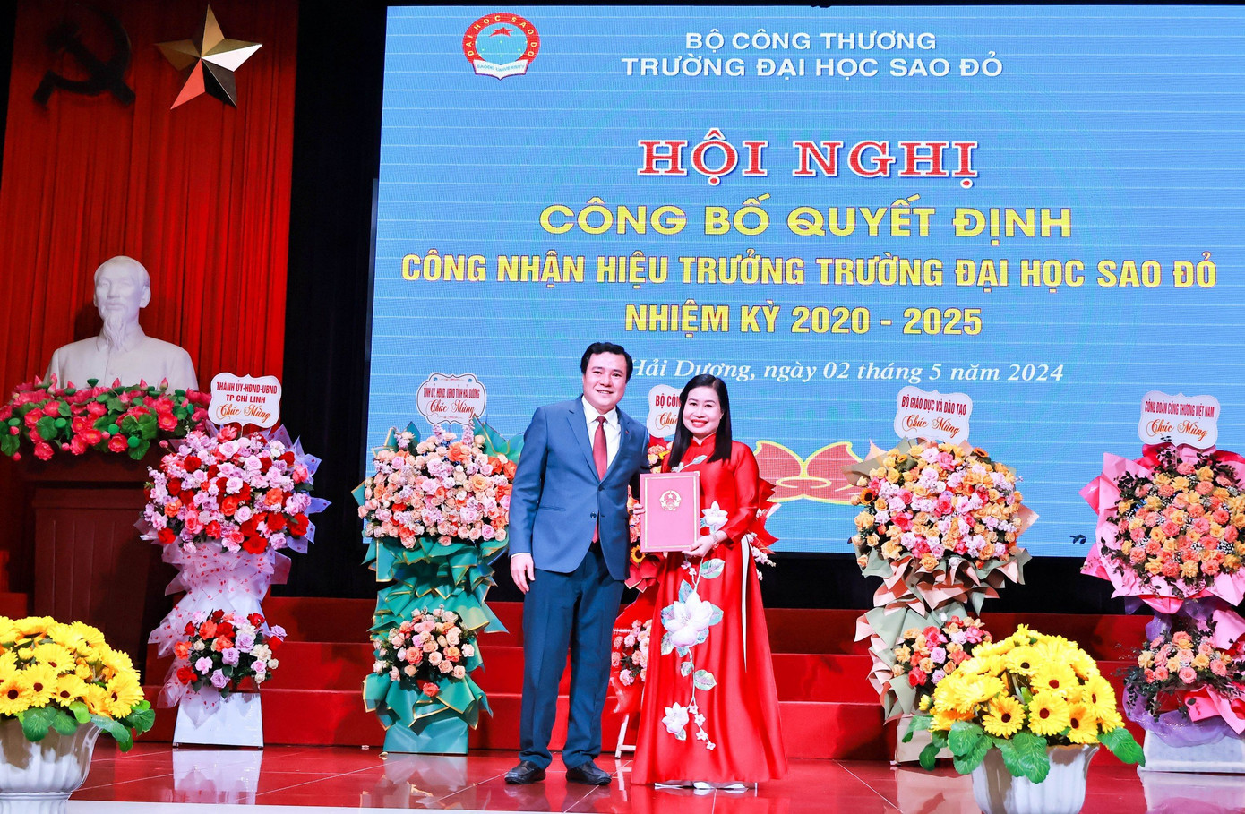 Thứ trưởng Bộ Công thương Nguyễn Sinh Nhật Tân trao Quyết định công nhận Hiệu trưởng Trường Đại học Sao Đỏ cho NGƯT.TS. Nguyễn Thị Kim Nguyên.