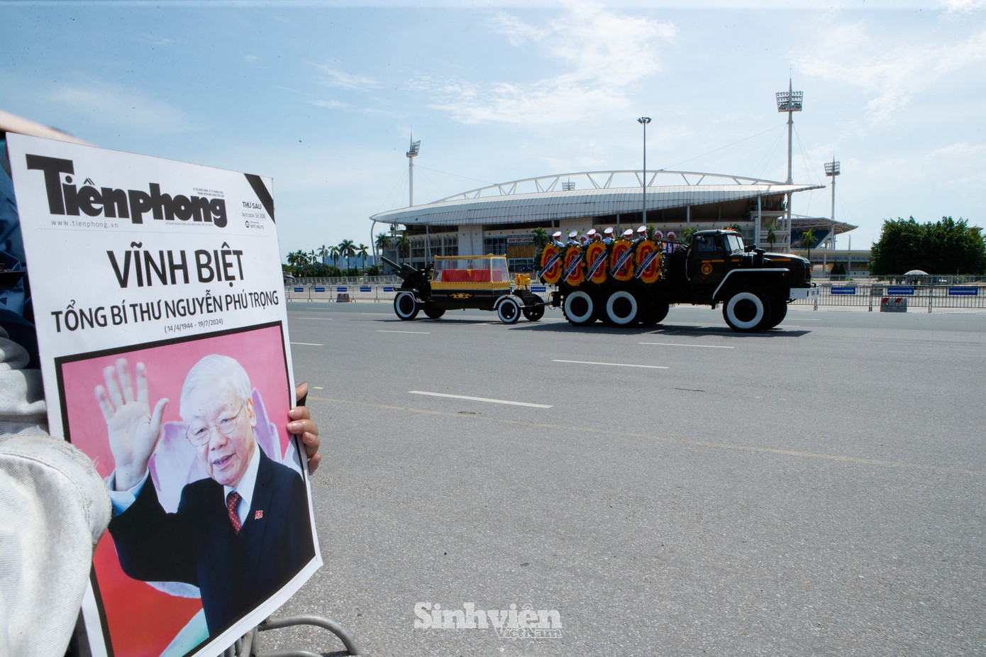 Đoàn xe đưa linh cữu Tổng Bí thư Nguyễn Phú Trọng đi qua sân vận động quốc gia Mỹ Đình.