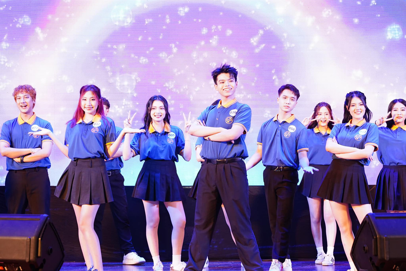 Các thí sinh tự tin trình diễn trên sân khấu với nhiều trang phục khác nhau.