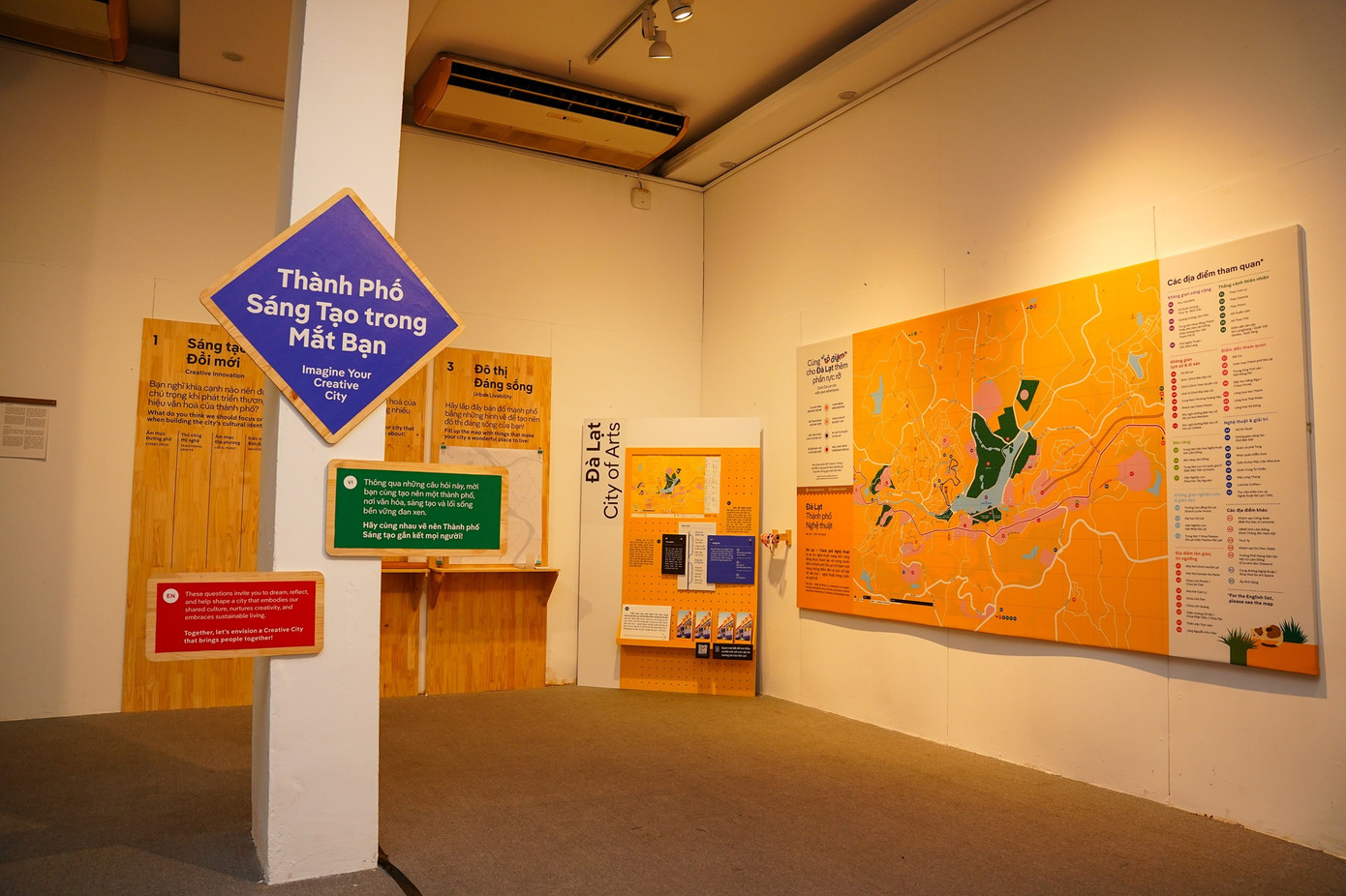 Không gian trưng bày “TÁI TẠO” giới thiệu các dự án và vật phẩm theo chủ đề.