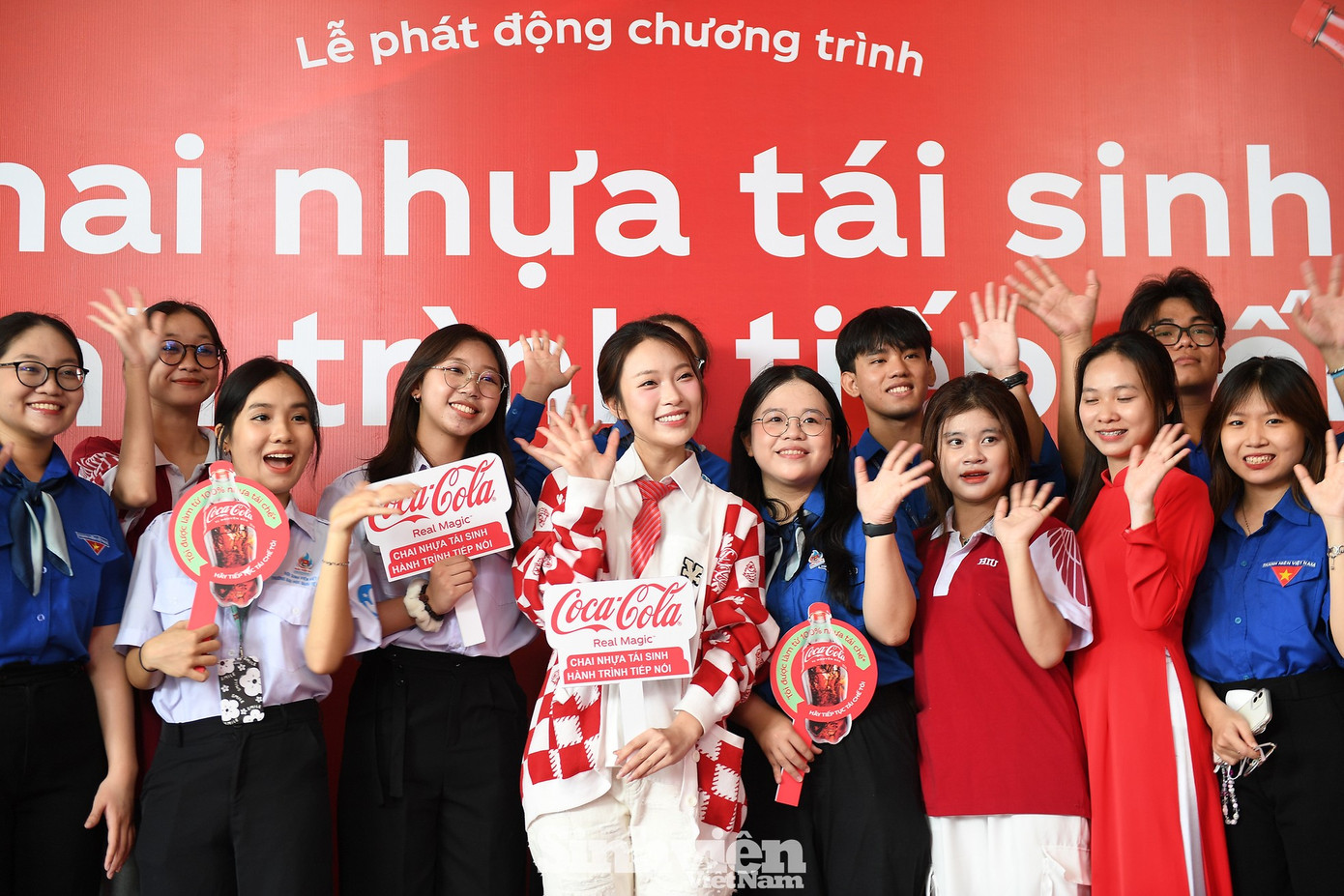 Sinh viên Trường Đại học Quốc tế Hồng Bàng hào hứng tham gia chương trình cùng khách mời MC Khánh Vy.