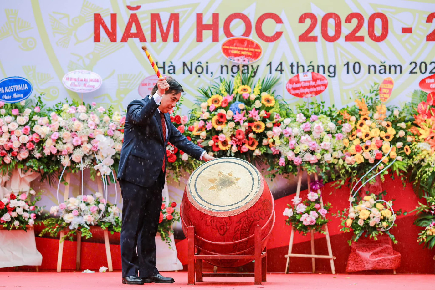 PGS.TS Bùi Anh Tuấn - Hiệu trưởng Trường Đại học Ngoại thương - đánh trống khai giảng năm học mới 2020-2021. PGS.TS Bùi Anh Tuấn - Hiệu trưởng Trường Đại học Ngoại thương - đánh trống khai giảng năm học mới 2020-2021.