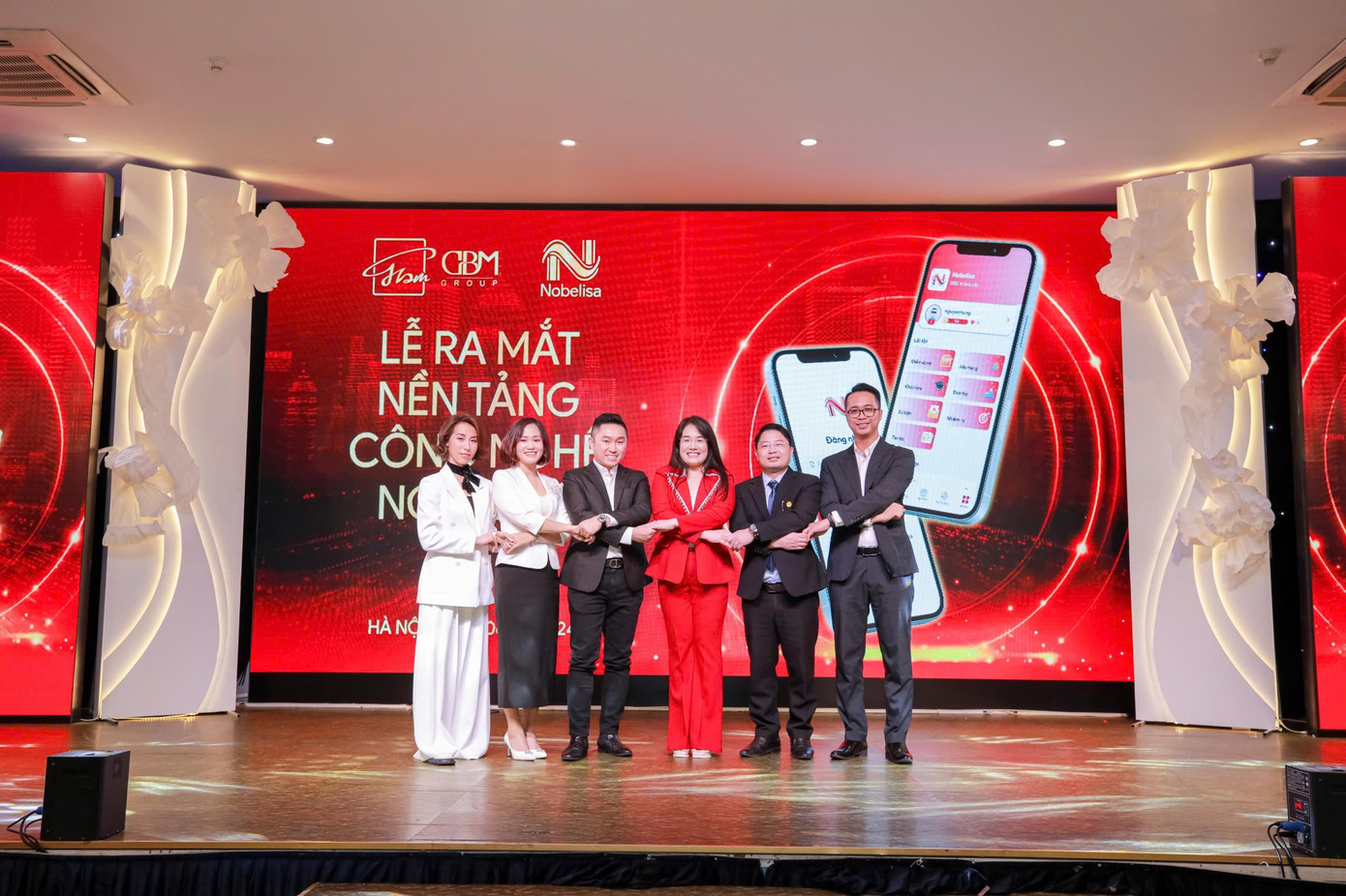 Ông Nguyễn Tất Kiểm cùng các khách mời VIP bấm nút ra mắt Nobelisa.