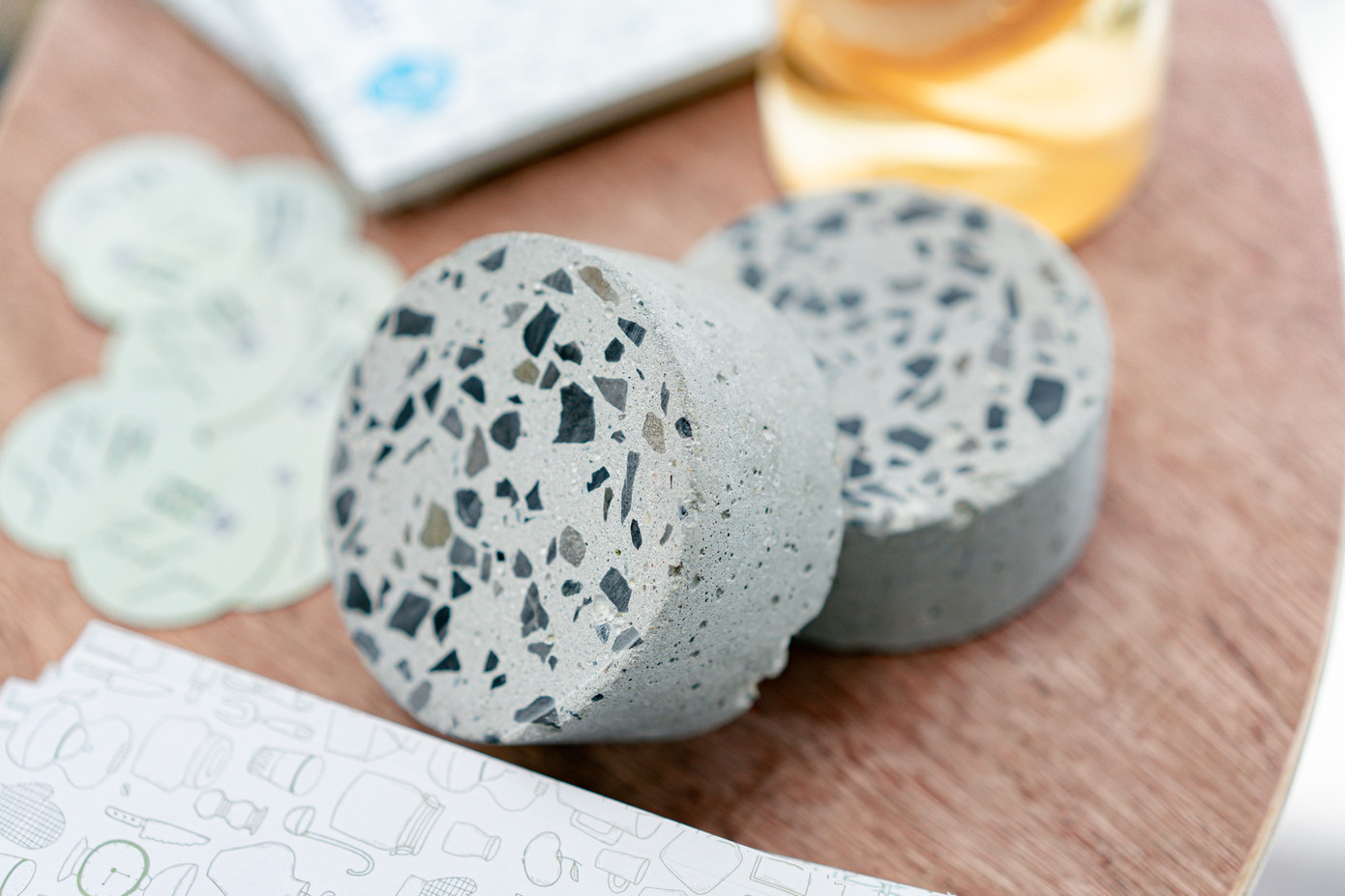 Một mẫu bê tông làm từ bã cà phê do nhóm nghiên cứu của Đại học RMIT Australia cung cấp. Từ nghiên cứu đột phá này, bang Victoria đã thử nghiệm xây dựng đường đi bộ bằng bê tông chứa bã cà phê đầu tiên trên thế giới.