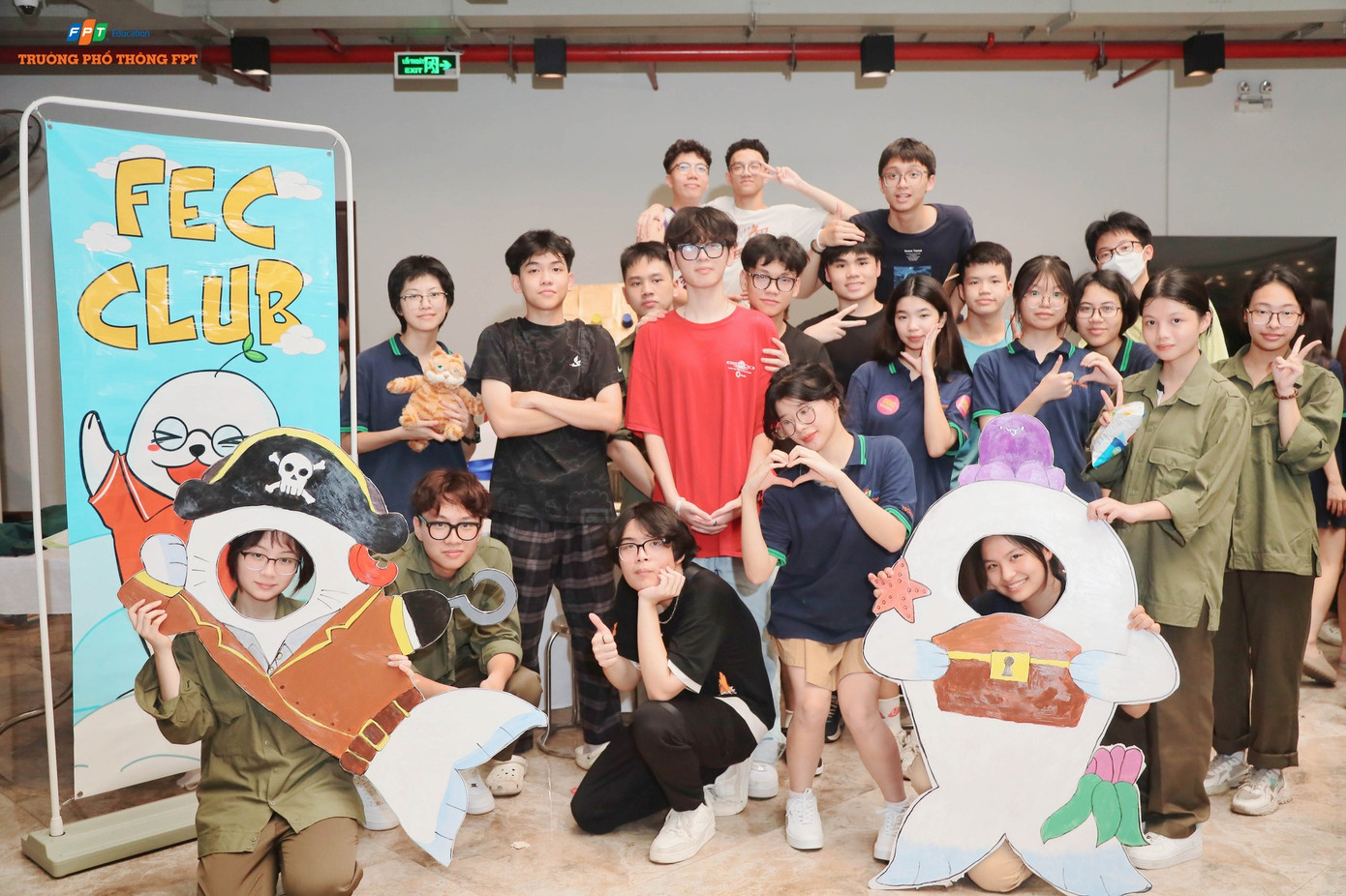 Hoàng Kim Ngân (ngồi hàng đầu, ngoài cùng bên phải) với các thành viên CLB tiếng Anh FSchool (Hình: Trường phổ thông FPT)