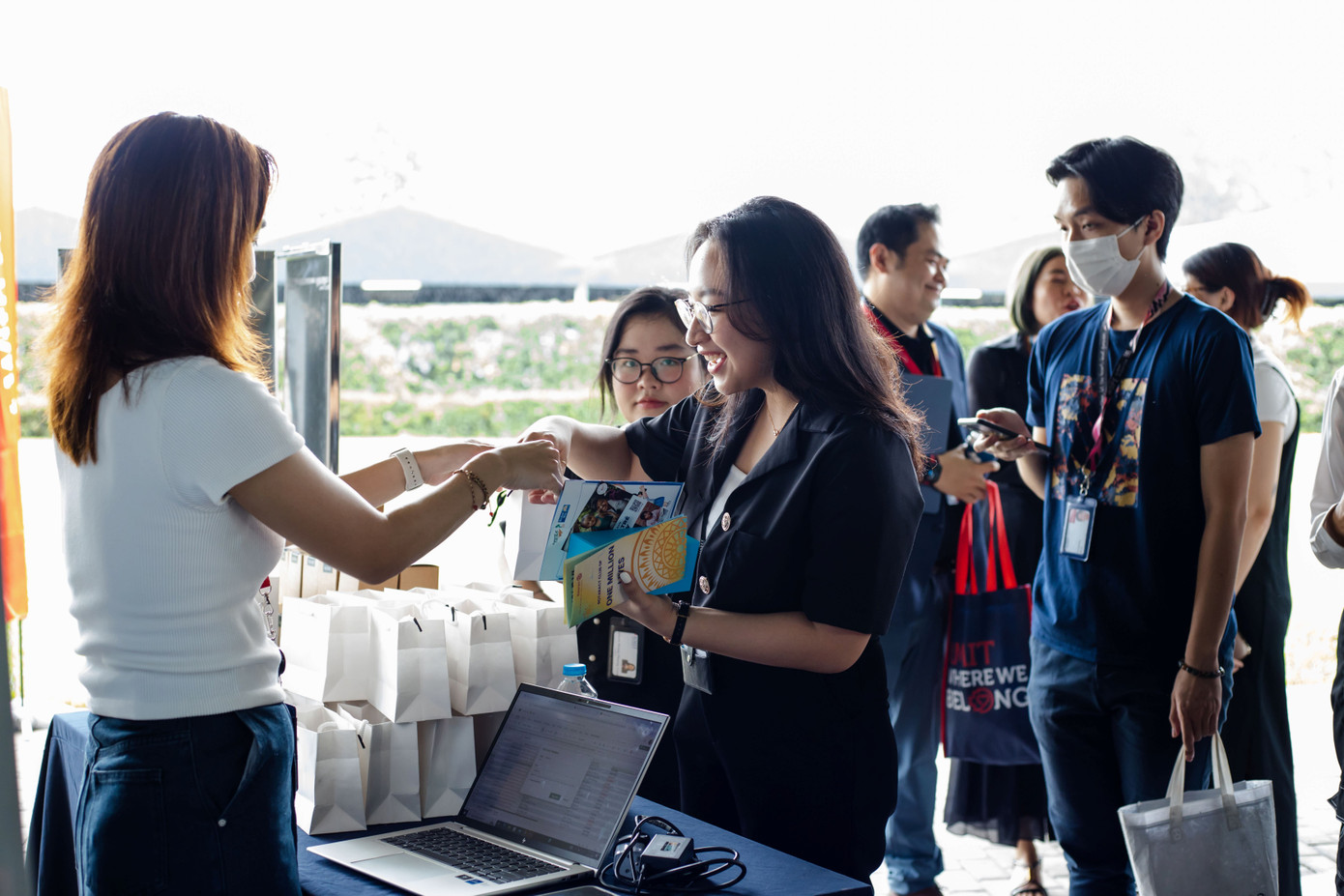 Tổng số tiền gây quỹ là 88 triệu đồng, bao gồm sách vở và đồ dùng thiết yếu, cùng với hơn 230 kg quần áo hiện vật. Tổng số tiền gây quỹ là 88 triệu đồng, bao gồm sách vở và đồ dùng thiết yếu, cùng với hơn 230 kg quần áo hiện vật.
