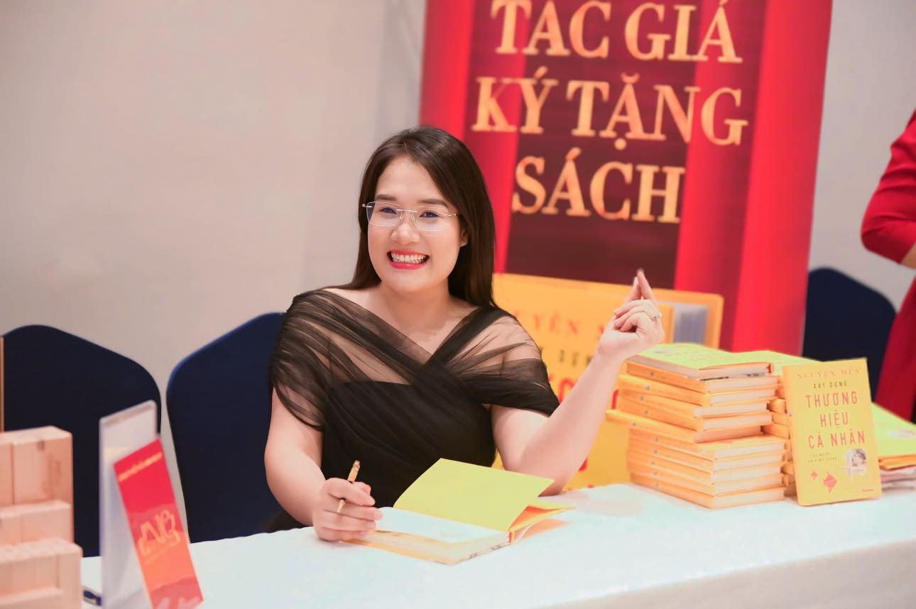 Doanh nhân, tác giả, diễn giả Nguyễn Mến. Doanh nhân, tác giả, diễn giả Nguyễn Mến.