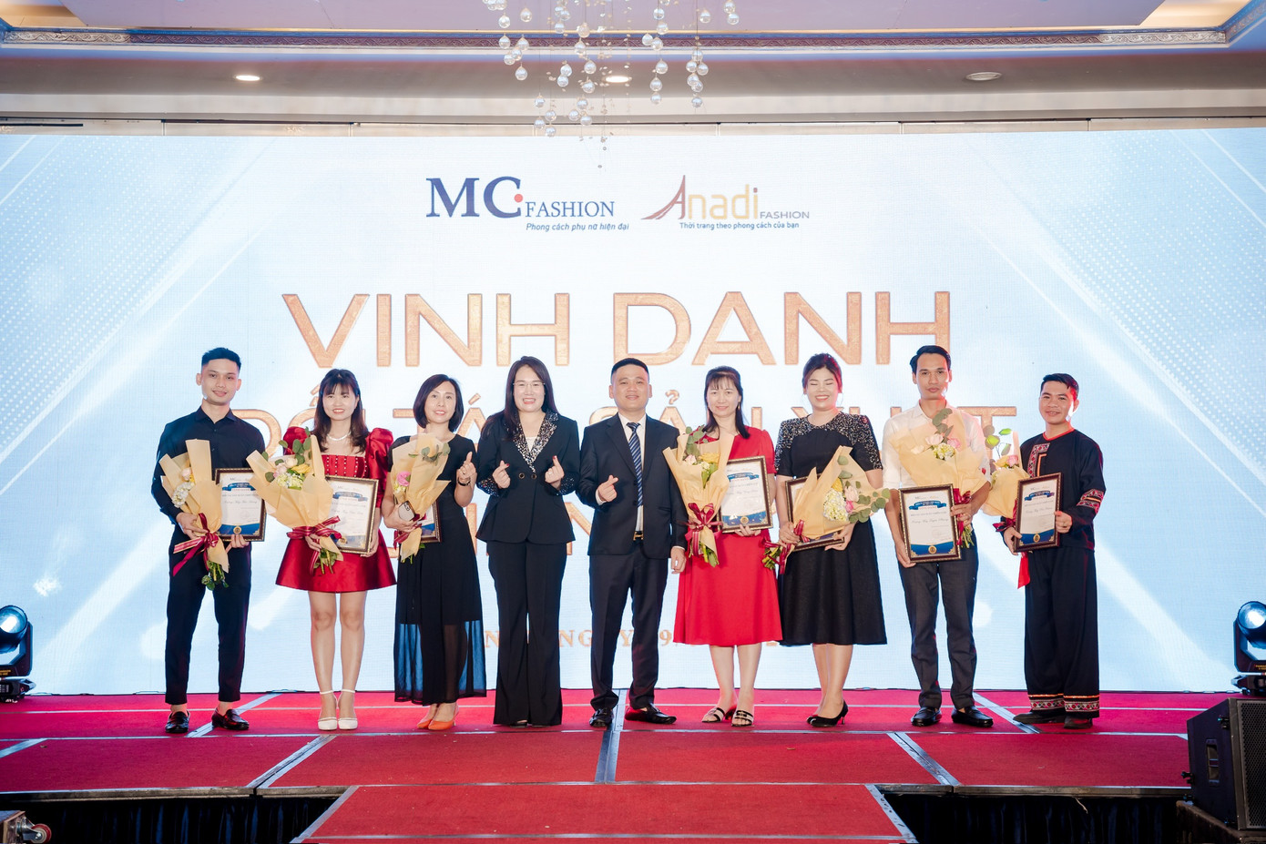 Ông Lương Văn Cảnh – Chủ tịch MC Việt Nam và bà Nguyễn Mến – Nhà sáng lập MC Việt Nam vinh danh các đối tác của MC Việt Nam.