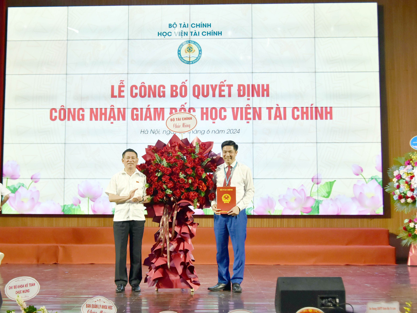 Đồng chí Hồ Đức Phớc - Ủy viên Ban Chấp hành TW Đảng, Bí thư Ban cán sự Đảng, Bộ trưởng Bộ Tài chính đã trang trọng trao Quyết định công nhận Giám đốc Học viện Tài chính cho PGS.TS Nguyễn Đào Tùng.