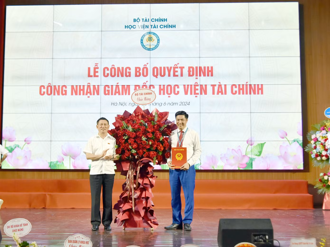 Đồng chí Hồ Đức Phớc - Ủy viên Ban Chấp hành TW Đảng, Bí thư Ban cán sự Đảng, Bộ trưởng Bộ Tài chính đã trang trọng trao Quyết định công nhận Giám đốc Học viện Tài chính cho PGS.TS Nguyễn Đào Tùng.