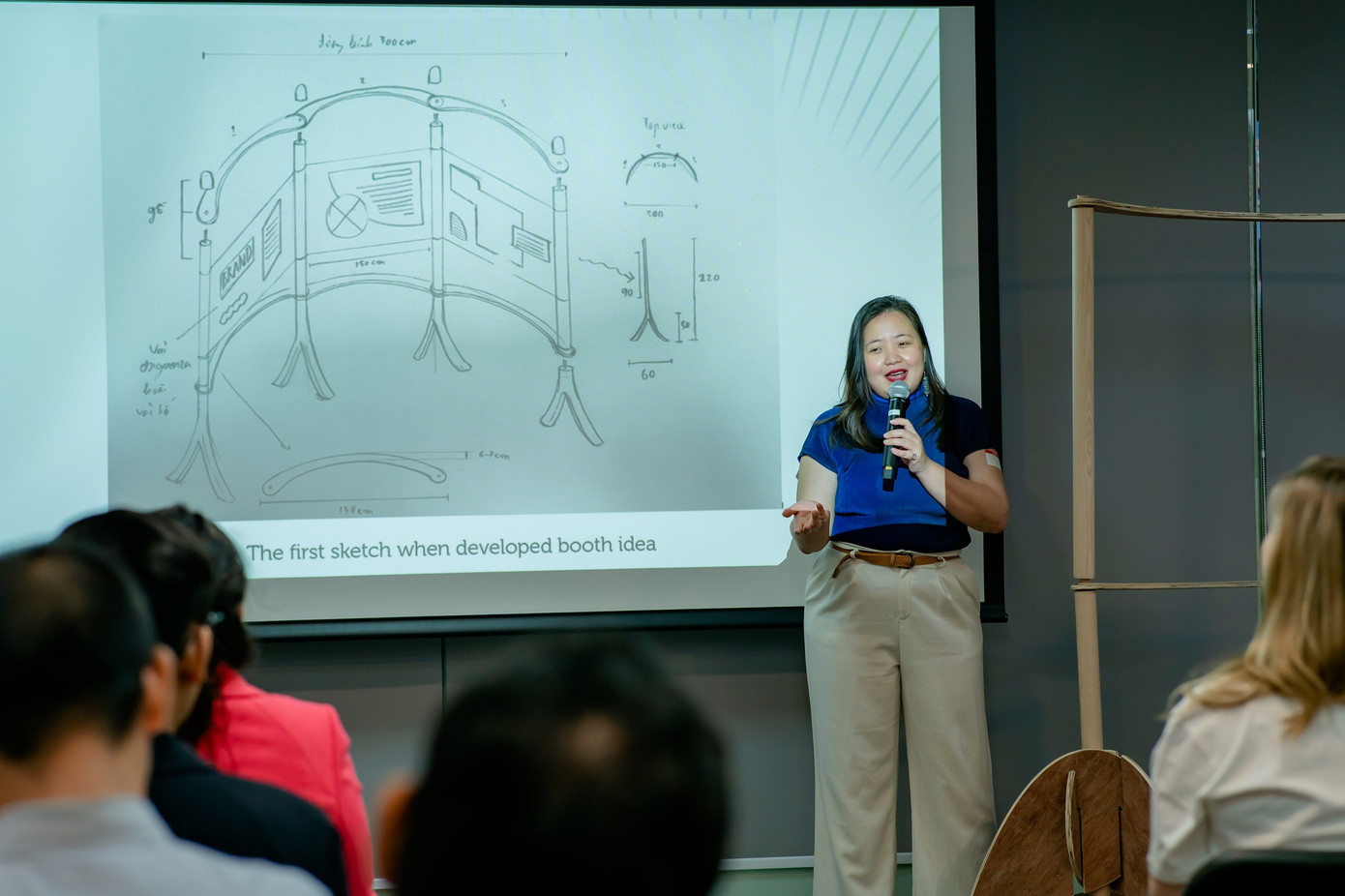 Chị Nguyễn Huyền Châu, CEO của Công ty VAN HOA đồng thời là cựu sinh viên RMIT, trình bày ý tưởng thiết kế gian hàng dưới hình thức mô-đun cho triển lãm.