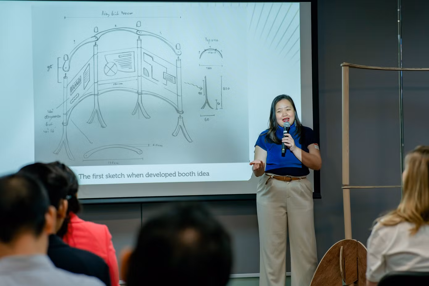 Chị Nguyễn Huyền Châu, CEO của Công ty VAN HOA đồng thời là cựu sinh viên RMIT, trình bày ý tưởng thiết kế gian hàng dưới hình thức mô-đun cho triển lãm.