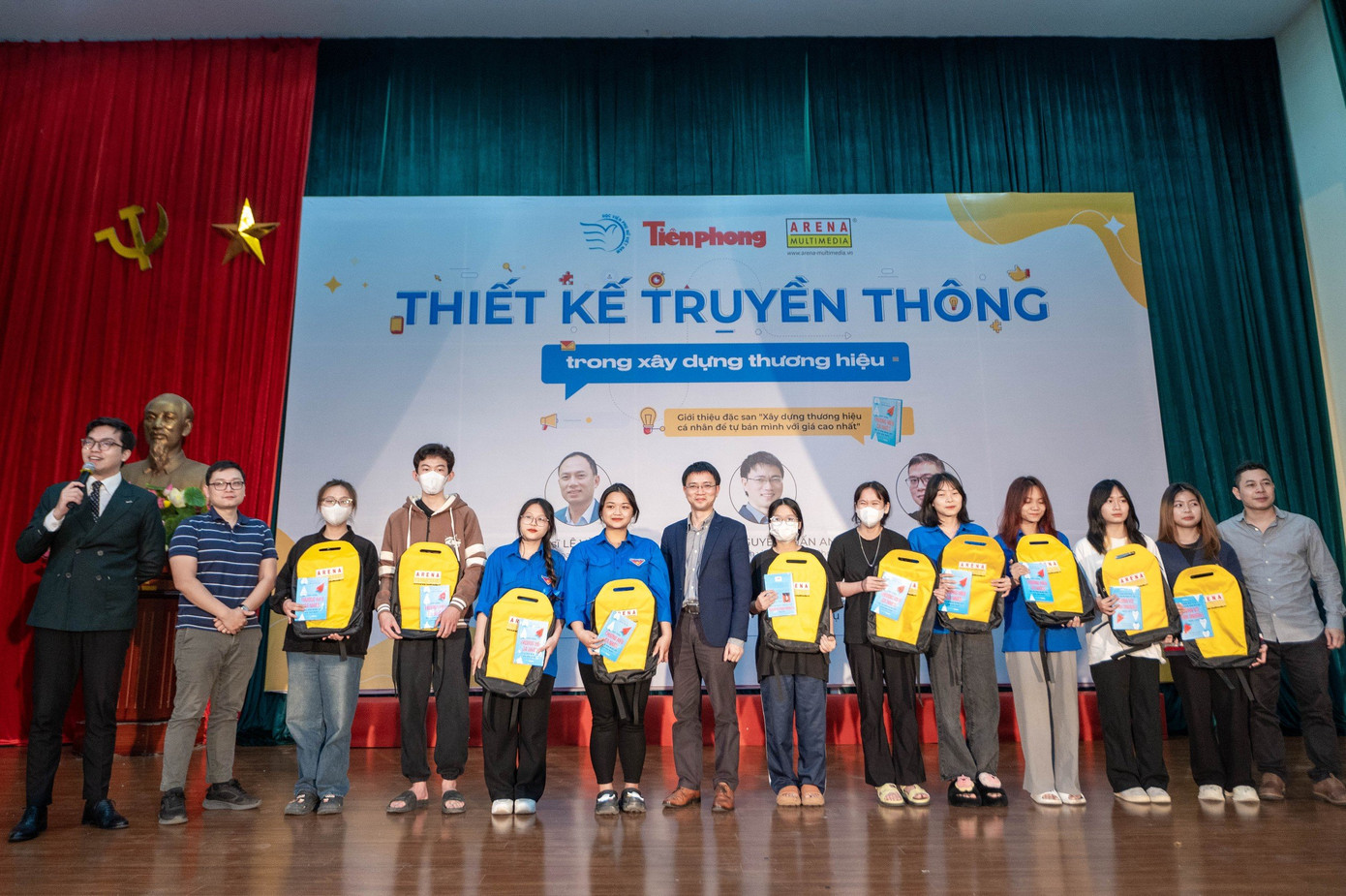 Đại diện Arena Multimedia và báo Tiền Phong tặng quà cho các sinh viên may mắn. Đại diện Arena Multimedia và báo Tiền Phong tặng quà cho các sinh viên may mắn.