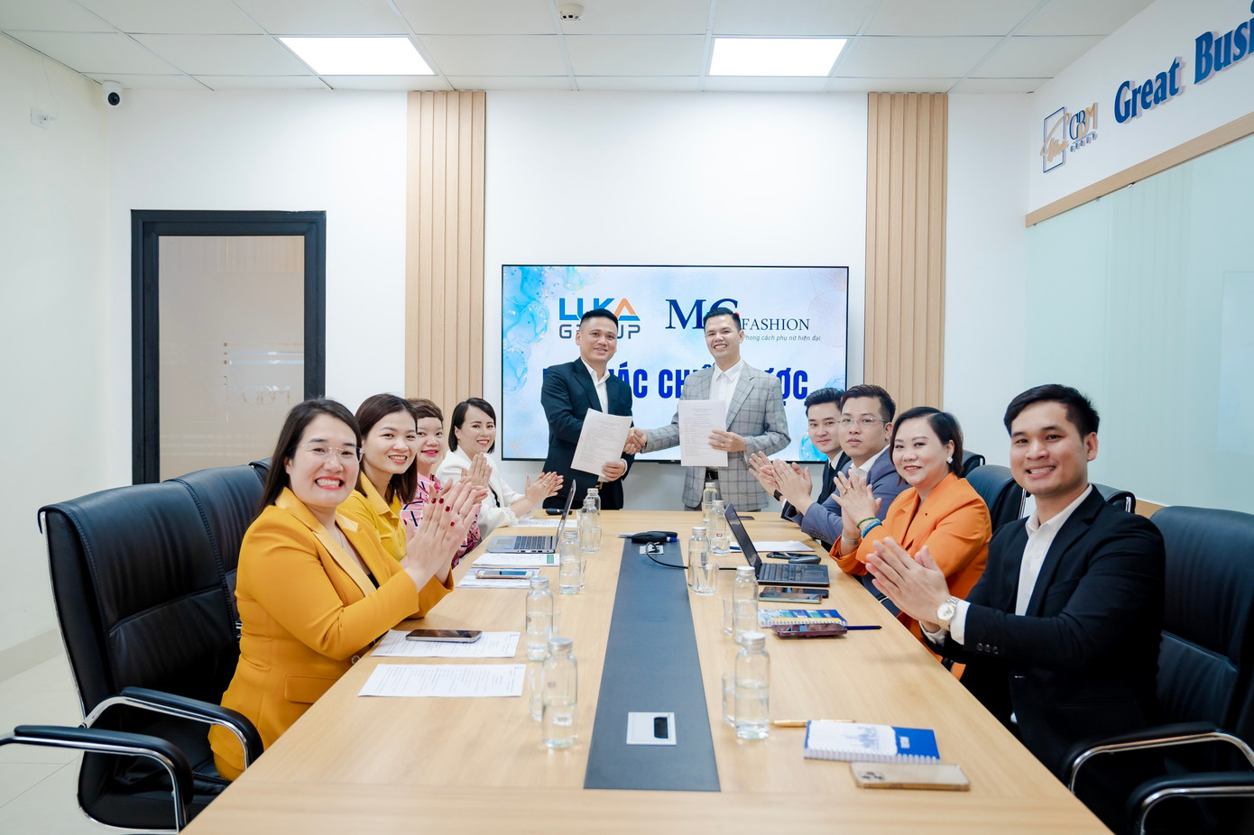 Ông Lương Văn Cảnh - Chủ tịch MC Việt Nam (bên trái) - trong một buổi lễ ký kết với đối tác.