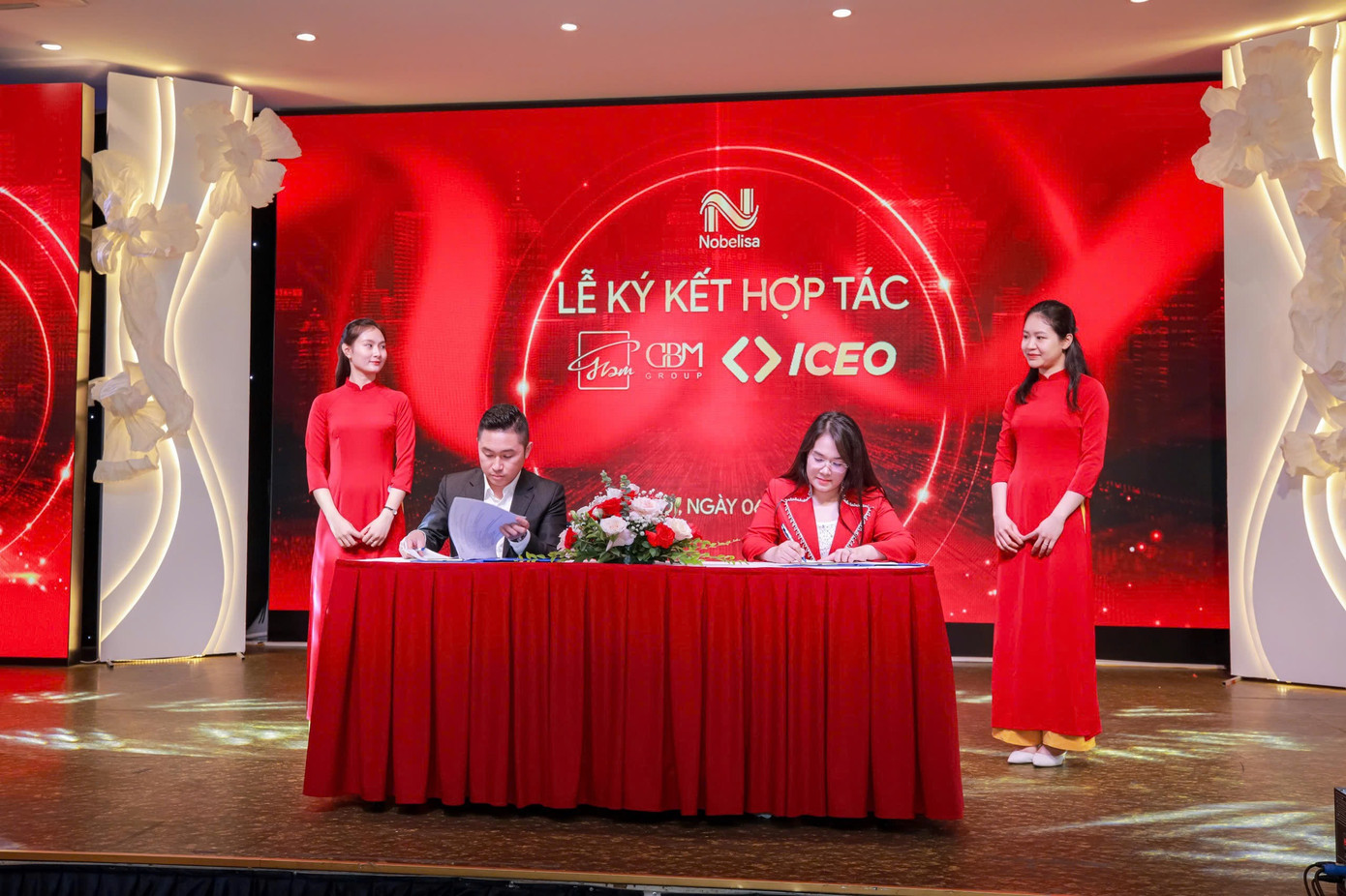 Ông Nguyễn Tất Kiểm ký kết hợp tác với bà Nguyễn Mến - Chủ tịch GBM Group - để cùng phát triển nền tảng công nghệ Nobelisa.