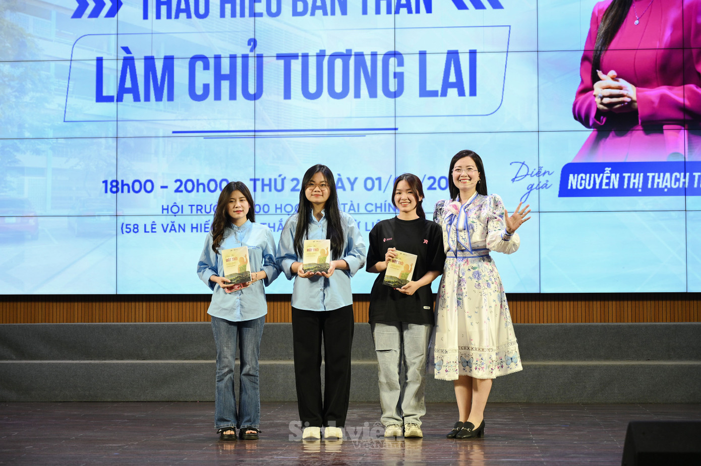 Diễn giả Nguyễn Thị Thạch Thảo tặng sách cho các bạn sinh viên trả lời chính xác và nhanh nhất các câu hỏi giao lưu đầu chương trình.