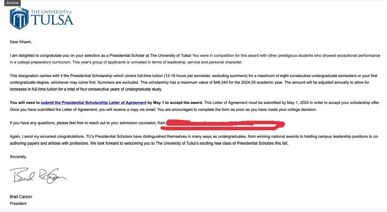 Nguyễn Chúc Khanh nhận thư báo được nhận Presidential Scholarship từ Chủ tịch trường Đại học Tulsa có giá trị 6 tỷ đồng.