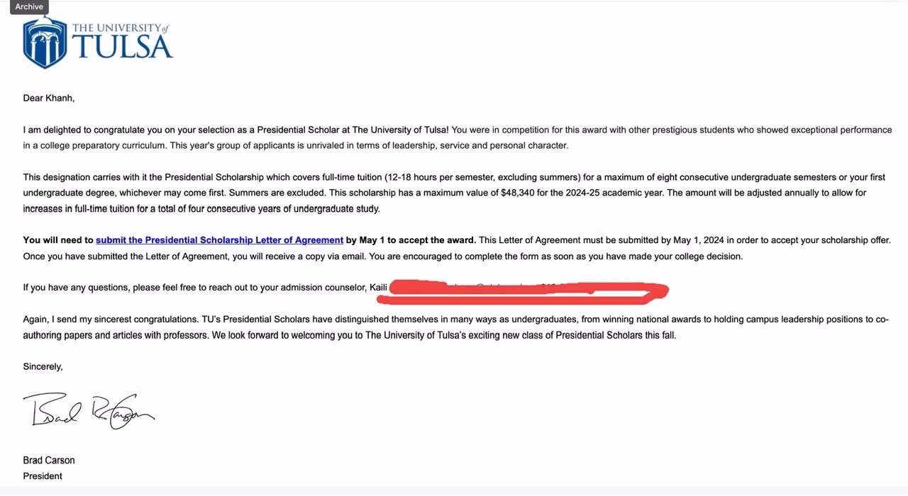 Nguyễn Chúc Khanh nhận thư báo được nhận Presidential Scholarship từ Chủ tịch trường Đại học Tulsa có giá trị 6 tỷ đồng.