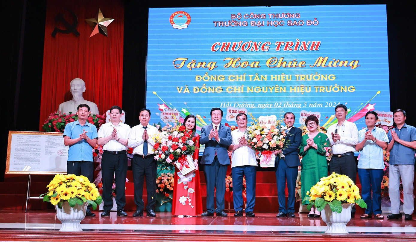 Các đại biểu chúc mừng Tân Hiệu trưởng Nguyễn Thị Kim Nguyên và Nguyên Hiệu trưởng Đinh Văn Nhượng.